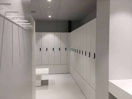 Kaiseraugst 2017 Garderoben-Anlage mit aufgesetzten Türen und Digilock-RFID-Schloss
