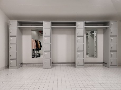 Zürich 2020 Offene Garderobe mit Kleiderstange und Schuhrost