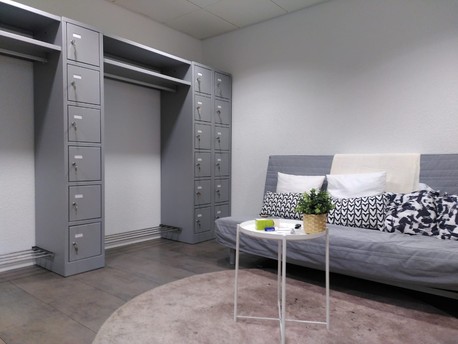 Vevey 2022 F61 Offene Garderobe mit Kleiderstange und Schuhrost